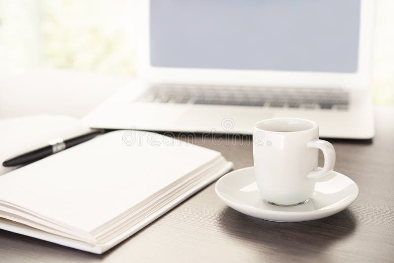 Γραφείο εργασίας με ένα lap-top υπολογιστών φλιτζανιών του καφέ, σημειωματάριο, μάνδρα στοκ εικόνες Γραφείο εργασίας με ένα lap-top υπολογιστών φλιτζανιών του καφέ, σημειωματάριο, μάνδρα στοκ εικόνες