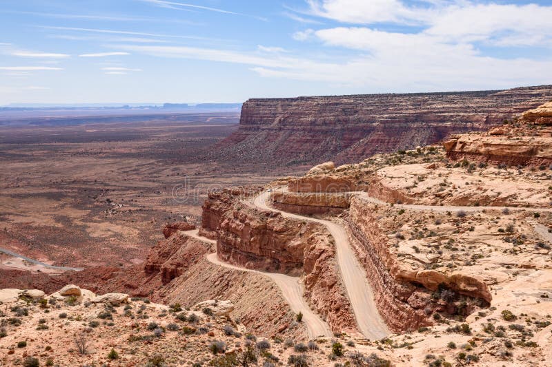 γραφική άποψη της διαβόητης οδού moki dugway με αυτοκίνητα στη νότια ουτάχ ηπα στοκ φωτογραφίες με δικαίωμα ελεύθερης χρήσης