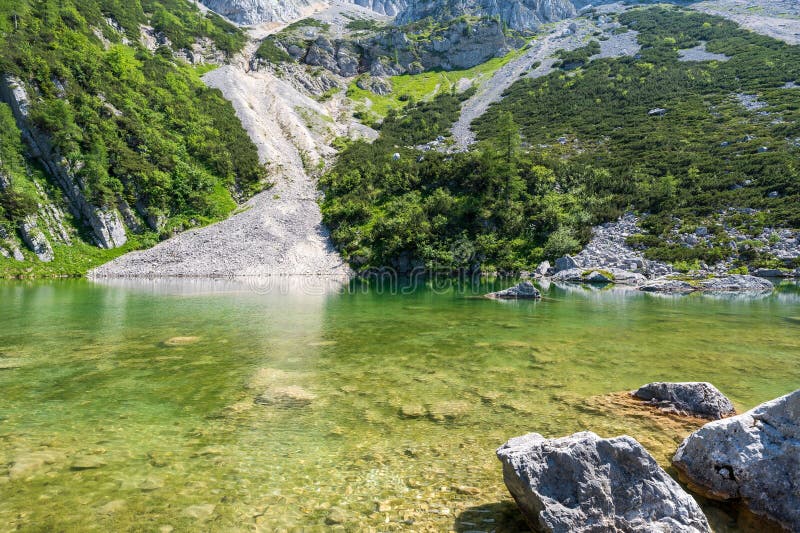 Γραφική άποψη της λίμνης Feichtausee και του βουνού Hoher Nock στοκ φωτογραφίες με δικαίωμα ελεύθερης χρήσης