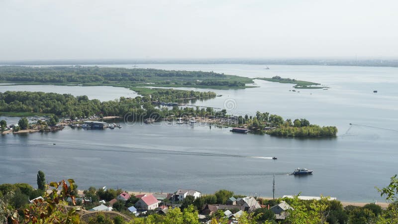 γραφική πανοραμική θέα από το ύψος στο τουριστικό τμήμα του ποταμού βόλγα κοντά στην πόλη σαράτοφ το καλοκαίρι ηλιόλουστο