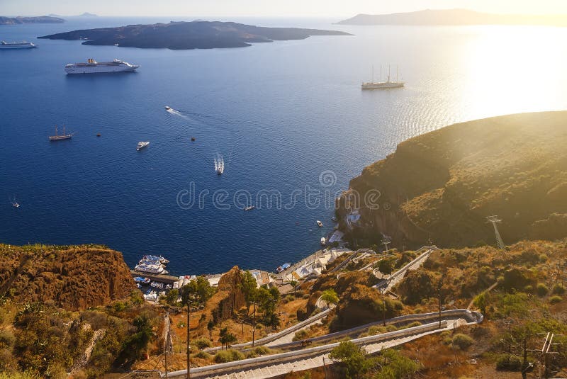 Γραφική σκάλα κάτω στη θάλασσα, Oia, Santorini Τοπ άποψη σχετικά με τη θάλασσα με το σκάφος και τις βάρκες στην αποβάθρα, Ελλάδα στοκ φωτογραφίες Γραφική σκάλα κάτω στη θάλασσα, Oia, Santorini Τοπ άποψη σχετικά με τη θάλασσα με το σκάφος και τις βάρκες στην αποβάθρα, Ελλάδα στοκ φωτογραφίες