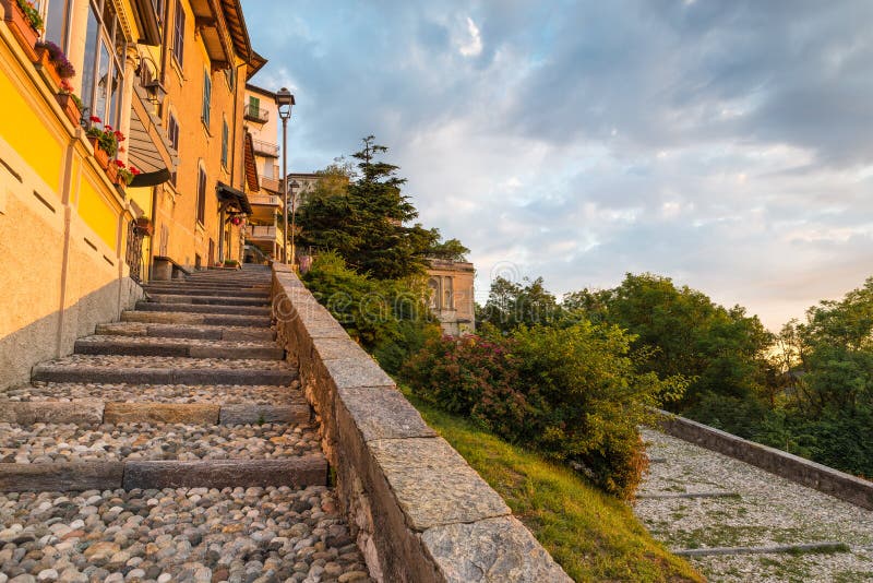 Γραφική σκάλα πετρών Sacro Monte του Βαρέζε, μεσαιωνικό χωριό, Ιταλία - περιοχή της ΟΥΝΕΣΚΟ στοκ φωτογραφίες Γραφική σκάλα πετρών Sacro Monte του Βαρέζε, μεσαιωνικό χωριό, Ιταλία - περιοχή της ΟΥΝΕΣΚΟ στοκ φωτογραφίες