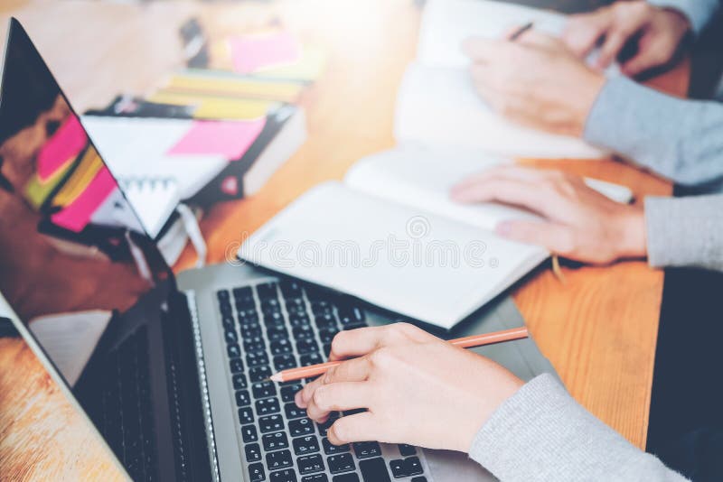 Γυμνάσιο ή φοιτητές πανεπιστημίου που μελετά και που διαβάζει μαζί μέσα στοκ εικόνες Γυμνάσιο ή φοιτητές πανεπιστημίου που μελετά και που διαβάζει μαζί μέσα στοκ εικόνες