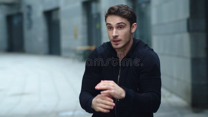 Γυμναστής Αθλητής που κάνει ασκήσεις προθέρμανσης απόθεμα βίντεο