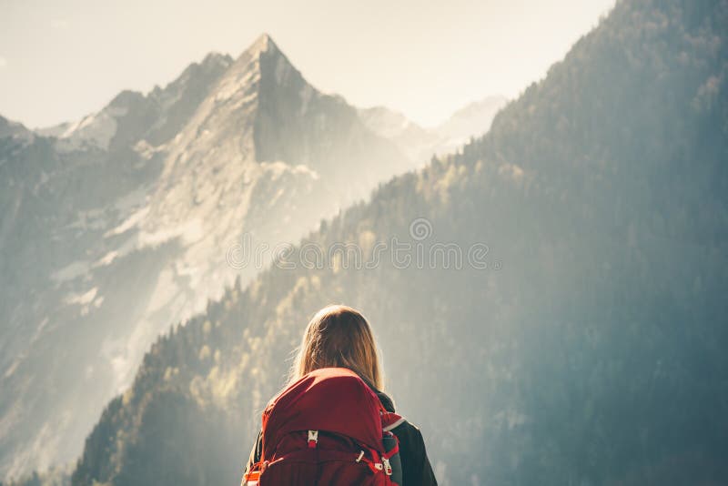 Γυναίκα backpacker που απολαμβάνει τη δύσκολη θέα βουνών στοκ εικόνα με δικαίωμα ελεύθερης χρήσης