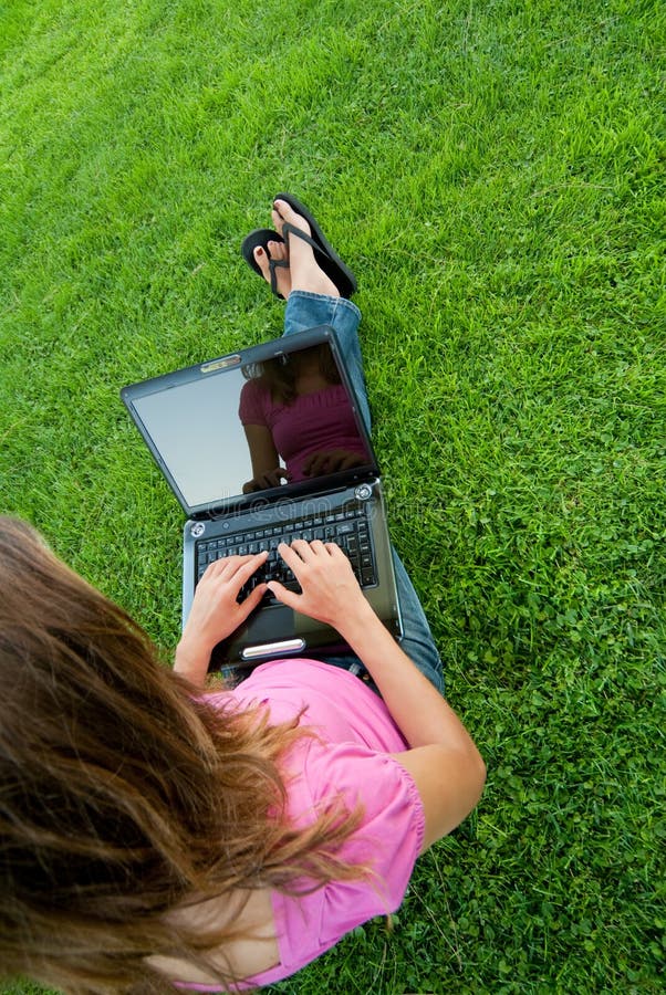 γυναίκα lap-top χλόης στοκ φωτογραφίες