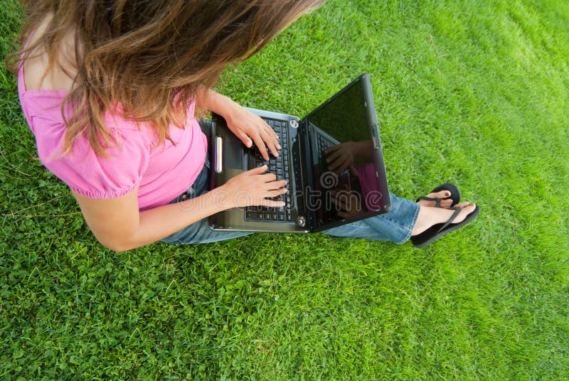 γυναίκα lap-top χλόης στοκ φωτογραφίες