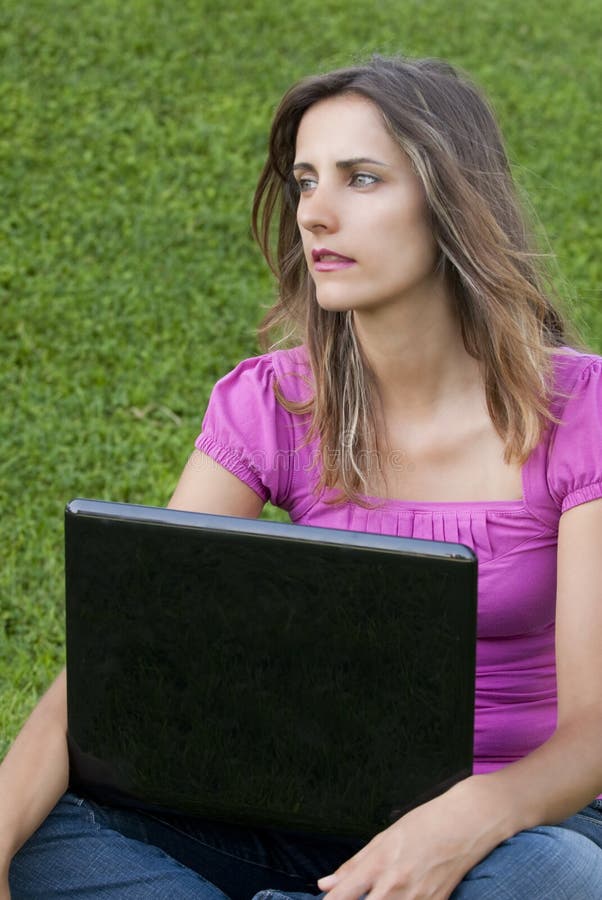 γυναίκα lap-top χλόης στοκ φωτογραφίες