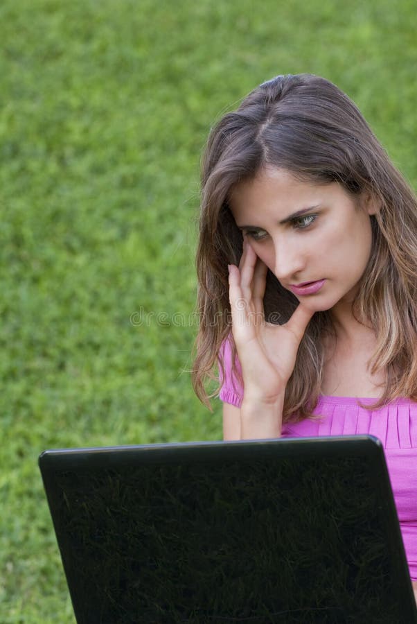 γυναίκα lap-top χλόης στοκ εικόνες