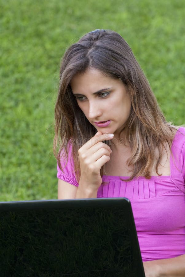 γυναίκα lap-top χλόης στοκ εικόνα