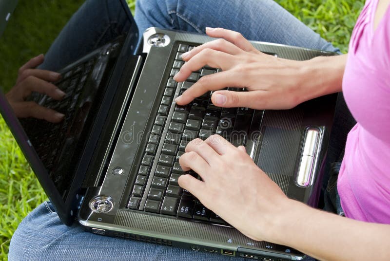 γυναίκα lap-top χλόης στοκ φωτογραφία με δικαίωμα ελεύθερης χρήσης