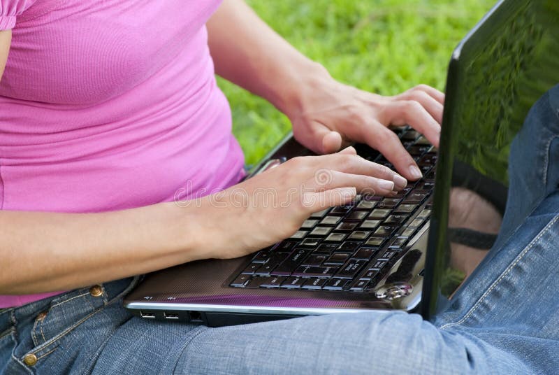 γυναίκα lap-top χλόης στοκ φωτογραφίες