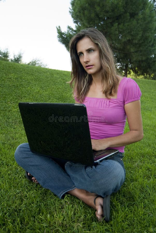 γυναίκα lap-top χλόης στοκ φωτογραφίες