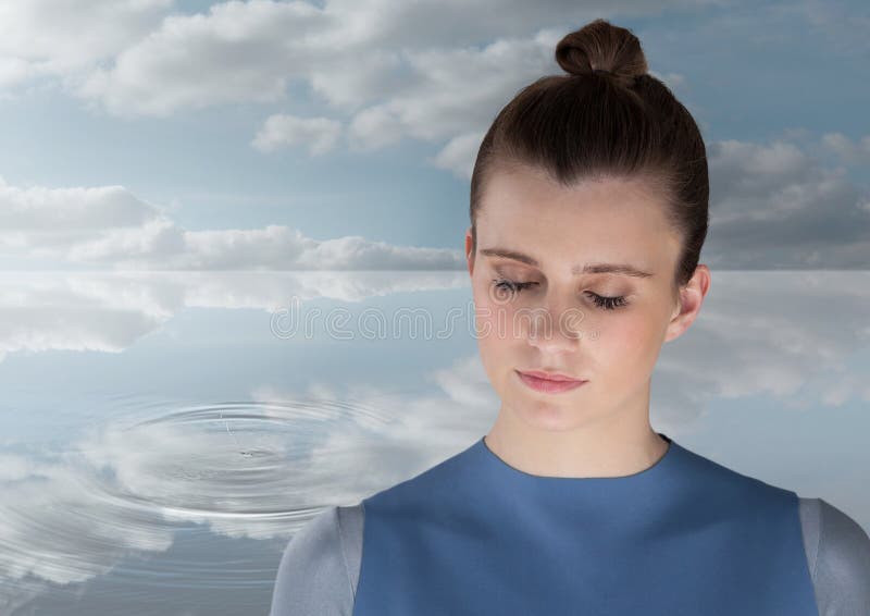 Γυναίκα Meditating ειρηνικά από τον κυματισμό νερού των σύννεφων στοκ εικόνα με δικαίωμα ελεύθερης χρήσης Γυναίκα Meditating ειρηνικά από τον κυματισμό νερού των σύννεφων στοκ εικόνα με δικαίωμα ελεύθερης χρήσης