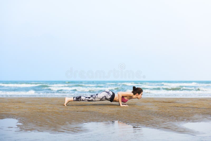 Γυναίκα Planking που τεντώνει την ευκίνητη παραλία τρόπου ζωής κατάρτισης υγιή στοκ εικόνες Γυναίκα Planking που τεντώνει την ευκίνητη παραλία τρόπου ζωής κατάρτισης υγιή στοκ εικόνες