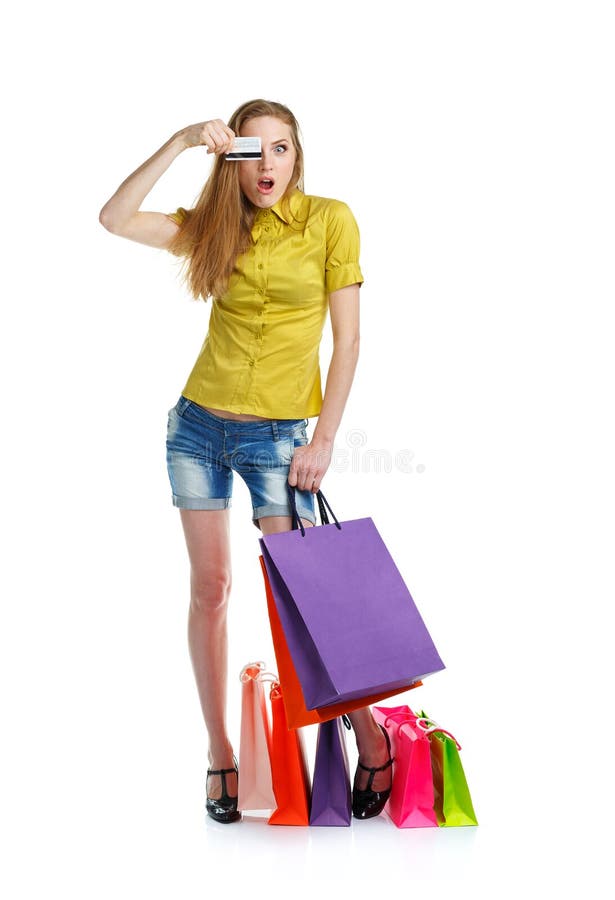 Γυναίκα Shopaholic με τις τσάντες αγορών και πιστωτική κάρτα πέρα από το λευκό