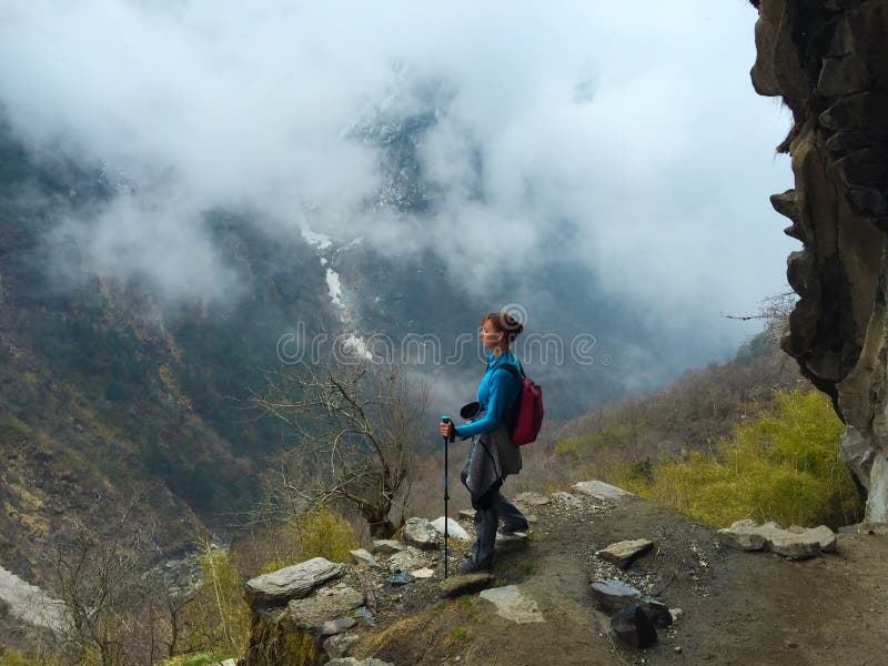 Γυναίκα trekker στα βουνά στοκ εικόνες με δικαίωμα ελεύθερης χρήσης Γυναίκα trekker στα βουνά στοκ εικόνες με δικαίωμα ελεύθερης χρήσης