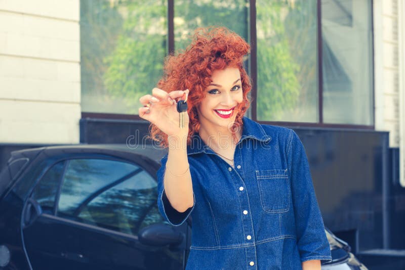 Γυναίκα, αγοραστής κοντά στο νέο αυτοκίνητό της που παρουσιάζει δίνοντας τα κλειδιά στοκ φωτογραφία με δικαίωμα ελεύθερης χρήσης Γυναίκα, αγοραστής κοντά στο νέο αυτοκίνητό της που παρουσιάζει δίνοντας τα κλειδιά στοκ φωτογραφία με δικαίωμα ελεύθερης χρήσης
