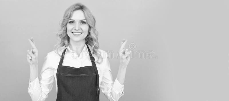 Γυναίκα απομονωμένη προσωπογραφία με πανό με ψεύτικο αντίγραφο. χαρούμενη μπαρίστα. επαγγελματίας μάγειρας. χαρούμενο κορίτσι στοκ φωτογραφία με δικαίωμα ελεύθερης χρήσης