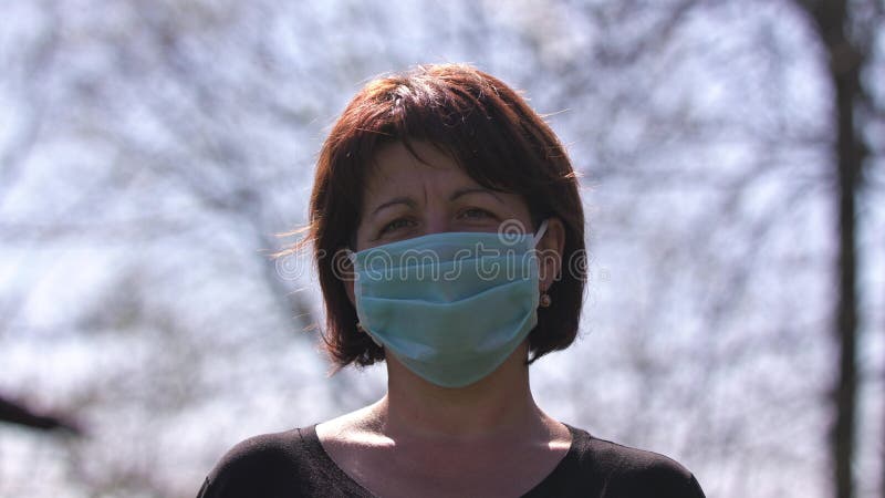 Γυναίκα Βγάζει Ιατρική Μάσκα Σε Εξωτερικό Χώρο Αναπνέει βαθιά και χαμογελάει κοιτώντας την κάμερα Υγεία και ιατρική έννοια στοκ φωτογραφία Γυναίκα Βγάζει Ιατρική Μάσκα Σε Εξωτερικό Χώρο Αναπνέει βαθιά και χαμογελάει κοιτώντας την κάμερα Υγεία και ιατρική έννοια στοκ φωτογραφία