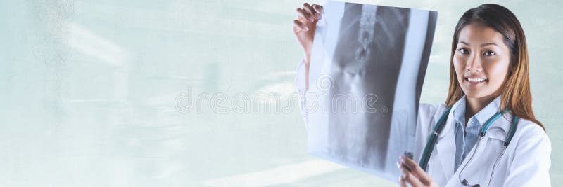 Γυναίκα γιατρών που εξετάζει μια ακτινογραφία στο πράσινο κλίμα στοκ φωτογραφία με δικαίωμα ελεύθερης χρήσης