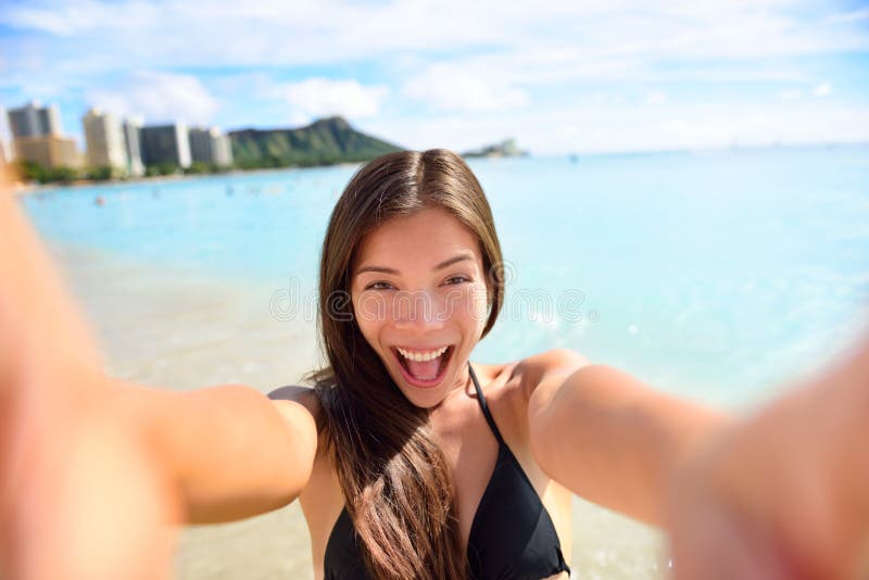 Γυναίκα διασκέδασης Selfie που παίρνει την εικόνα στις διακοπές παραλιών στοκ εικόνες Γυναίκα διασκέδασης Selfie που παίρνει την εικόνα στις διακοπές παραλιών στοκ εικόνες