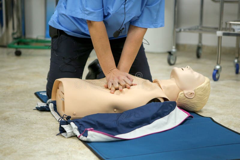 Γυναίκα ιατρός επιδεικνύει μεθόδους CPR σε ένα πλαστικό μανεκίνο στοκ εικόνες Γυναίκα ιατρός επιδεικνύει μεθόδους CPR σε ένα πλαστικό μανεκίνο στοκ εικόνες