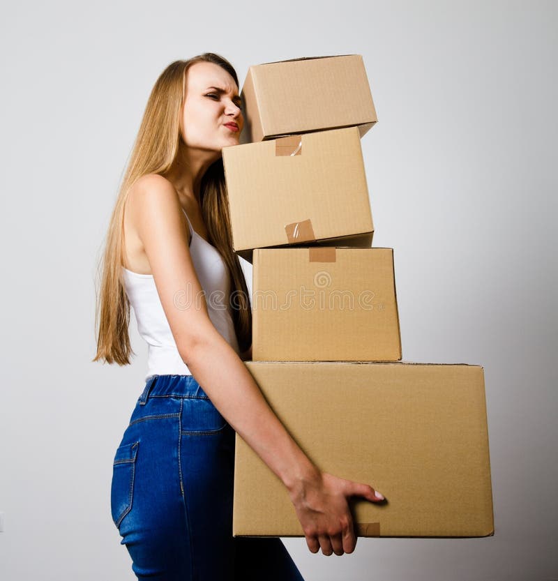 Γυναίκα και cardboards στοκ εικόνες Γυναίκα και cardboards στοκ εικόνες