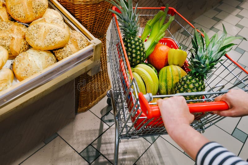 Γυναίκα καρποί με πανσέληνο 50 συν λαχανικά μετράνε καλάθι με φαγητό κόκκινο αντικείμενο αγοράζουν αγορά δρόμου στοκ φωτογραφία με δικαίωμα ελεύθερης χρήσης