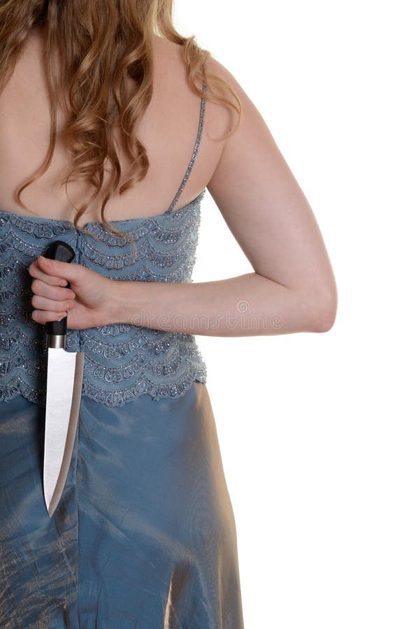 Γυναίκα κινηματογραφήσεων σε πρώτο πλάνο με το μαχαίρι πίσω από την πίσω