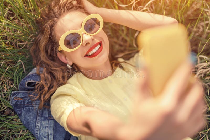 Γυναίκα με μοντέρνα γυαλιά ηλίου παίρνει selfie στοκ εικόνες με δικαίωμα ελεύθερης χρήσης