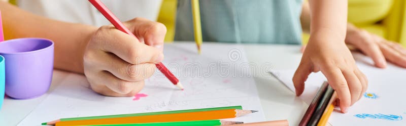 γυναίκα με περικοπές που επικεντρώνεται στο σχέδιο στοκ φωτογραφία