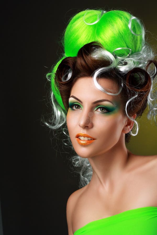 Γυναίκα με τη δημιουργική φαντασία hairstyle στοκ φωτογραφίες με δικαίωμα ελεύθερης χρήσης Γυναίκα με τη δημιουργική φαντασία hairstyle στοκ φωτογραφίες με δικαίωμα ελεύθερης χρήσης