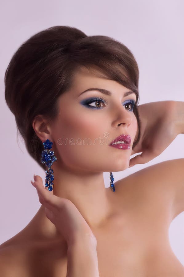 Γυναίκα με το makeup στο κόσμημα πολυτέλειας στοκ φωτογραφίες με δικαίωμα ελεύθερης χρήσης