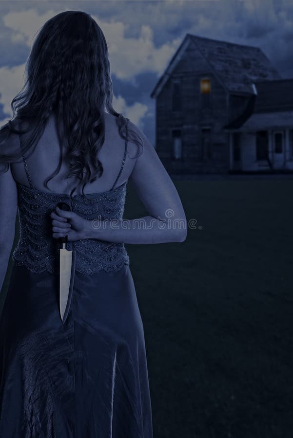 Γυναίκα με το μαχαίρι έξω από το σπίτι τη νύχτα