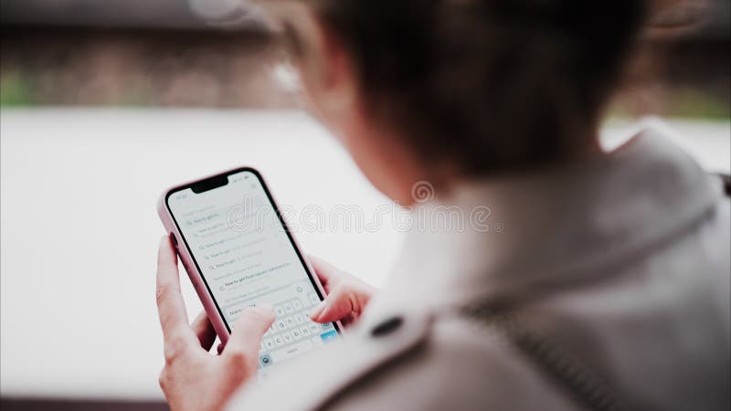 Γυναίκα μελαχρινή πληκτρολογεί στο τηλέφωνό της φιλμ μικρού μήκους