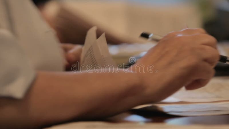 Γυναίκα νοσοκόμα που εργάζεται με το γραφείο νοσοκομείων εγγράφων, που ελέγχει το πρόγραμμα εργασιών γιατρών απόθεμα βίντεο