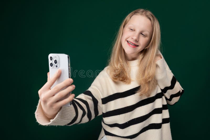 γυναίκα παίρνει selfie με κινητό τηλέφωνο στοκ εικόνα