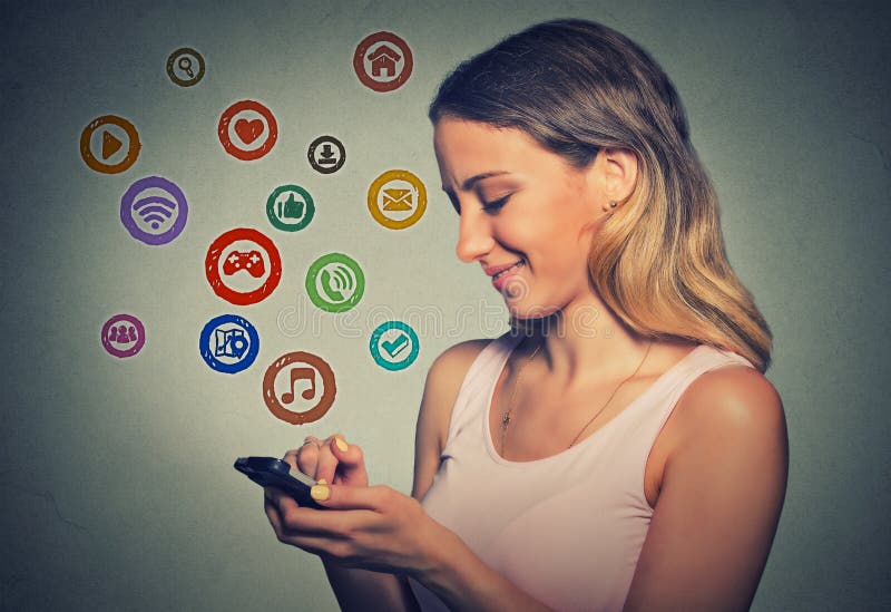 Γυναίκα πορτρέτου που χρησιμοποιεί app σε ένα έξυπνο τηλέφωνο στοκ εικόνες Γυναίκα πορτρέτου που χρησιμοποιεί app σε ένα έξυπνο τηλέφωνο στοκ εικόνες