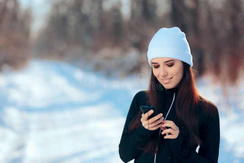 Γυναίκα που ακούει η αγαπημένη μουσική της Playlist ασκώντας στη χειμερινή εποχή στοκ εικόνες με δικαίωμα ελεύθερης χρήσης Γυναίκα που ακούει η αγαπημένη μουσική της Playlist ασκώντας στη χειμερινή εποχή στοκ εικόνες με δικαίωμα ελεύθερης χρήσης