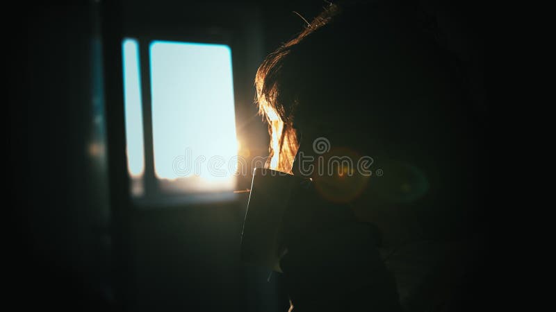 γυναίκα που απολαμβάνει την έναρξη μιας νέας ημέρας σιλουέτα με την πρέτ γυναίκα που απολαμβάνει καφέ ή τσάι στο ηλιοβασίλεμα στο φιλμ μικρού μήκους