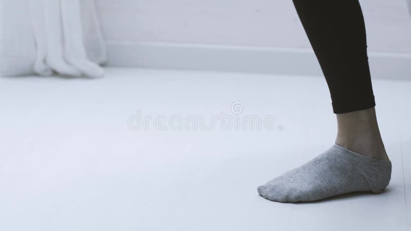 γυναίκα που βγάζει παπούτσια και κάλτσες μετά την προπόνηση απόθεμα βίντεο
