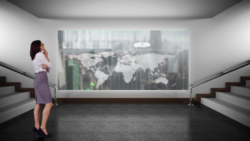 Γυναίκα που βλέπει ένα βίντεο στο LCD απόθεμα βίντεο