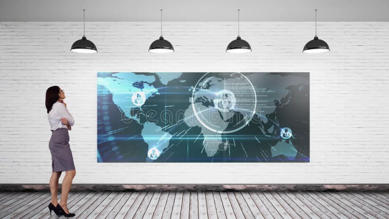 Γυναίκα που βλέπει ένα βίντεο στο LCD φιλμ μικρού μήκους
