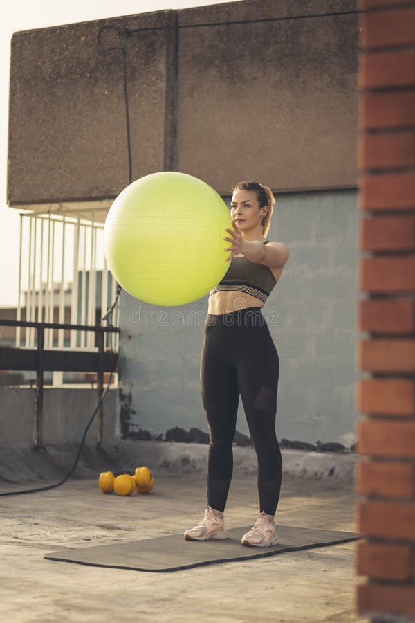 Γυναίκα που επιλύει με μια σφαίρα pilates στοκ φωτογραφίες