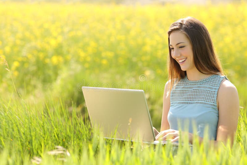 Γυναίκα που εργάζεται με ένα lap-top σε έναν τομέα στοκ φωτογραφία με δικαίωμα ελεύθερης χρήσης Γυναίκα που εργάζεται με ένα lap-top σε έναν τομέα στοκ φωτογραφία με δικαίωμα ελεύθερης χρήσης