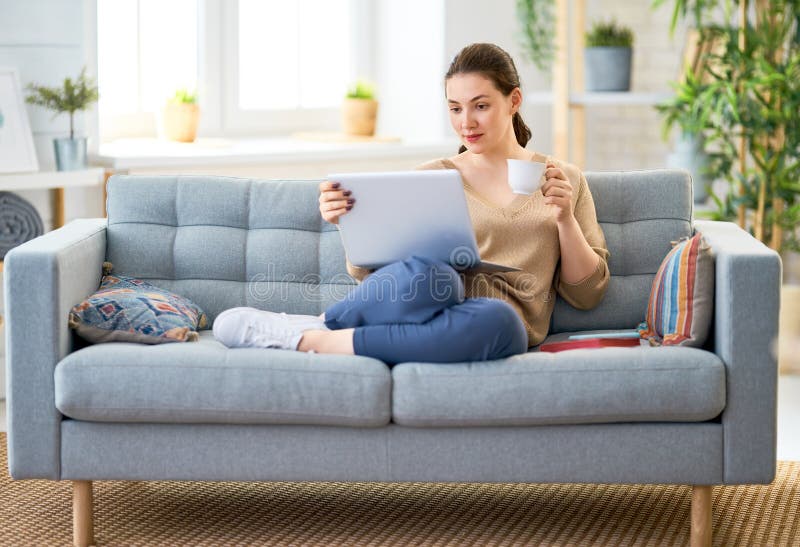 Γυναίκα που εργάζεται σε ένα lap-top στοκ εικόνα