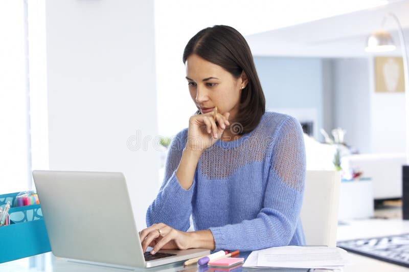 Γυναίκα που εργάζεται στο lap-top στο Υπουργείο Εσωτερικών στοκ εικόνα