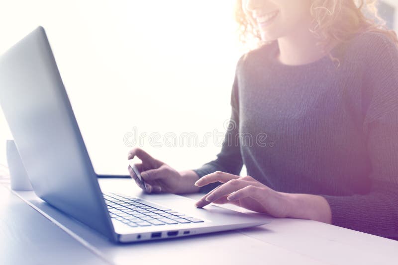 Γυναίκα που κάνει on-line να ψωνίσει με μια πιστωτική κάρτα στοκ φωτογραφίες με δικαίωμα ελεύθερης χρήσης Γυναίκα που κάνει on-line να ψωνίσει με μια πιστωτική κάρτα στοκ φωτογραφίες με δικαίωμα ελεύθερης χρήσης