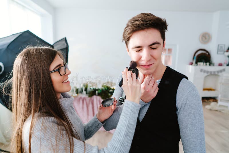 Γυναίκα που κάνει makeup τον τύπο στοκ φωτογραφίες με δικαίωμα ελεύθερης χρήσης Γυναίκα που κάνει makeup τον τύπο στοκ φωτογραφίες με δικαίωμα ελεύθερης χρήσης